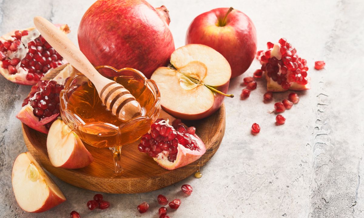 apples pomegranates and honey